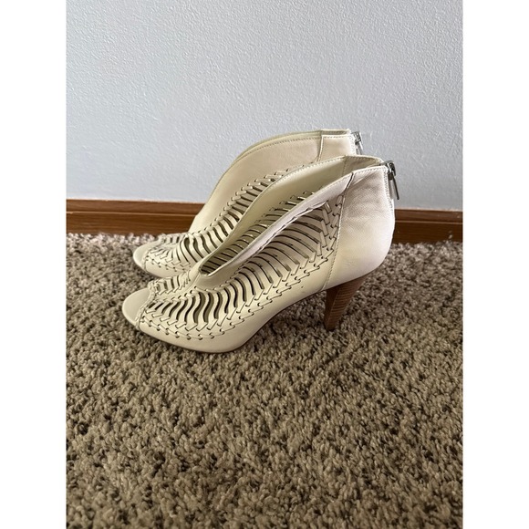 NWOT Vince Camuto Women's Acha Cutout Peep Toe White Bootie Size 9 - Picture 3 of 7